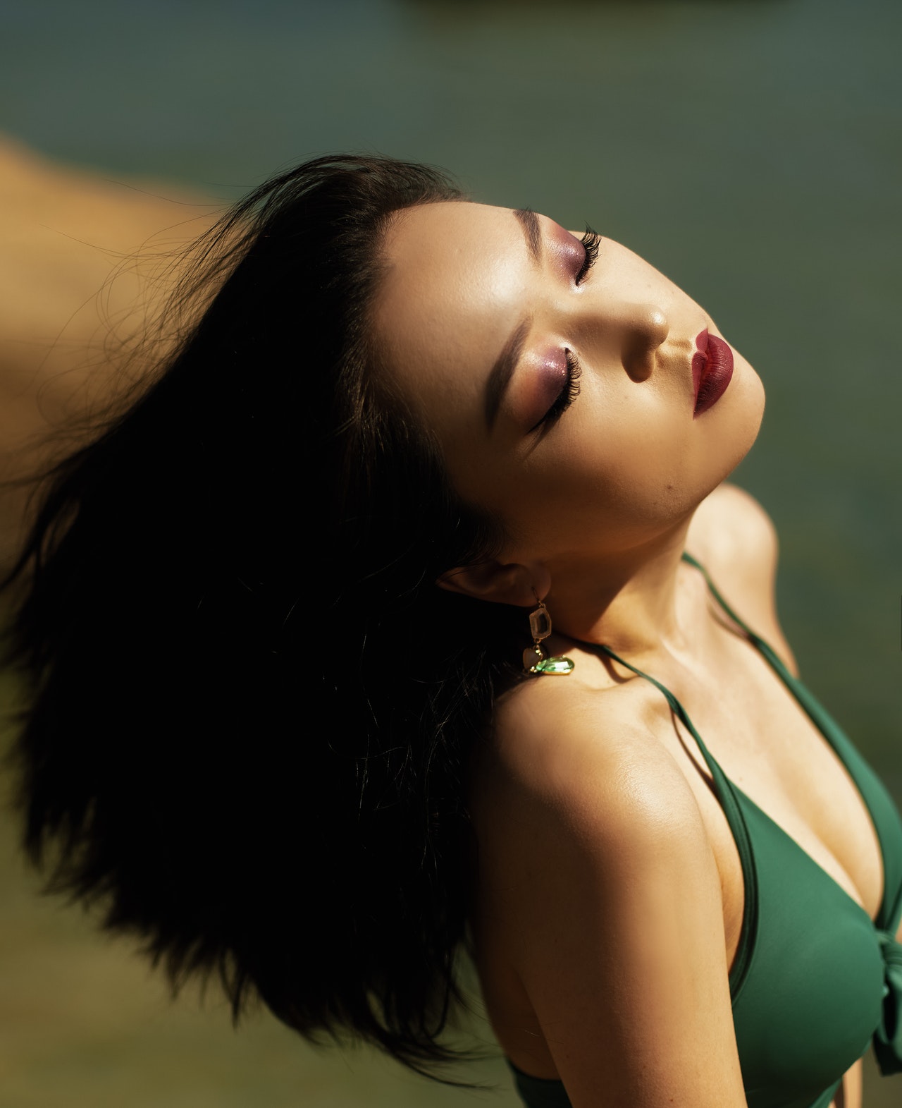 穿着泳装的美女